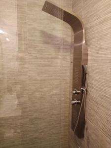 Ένα μπάνιο στο Waterfront Luxury Sea View Apartment