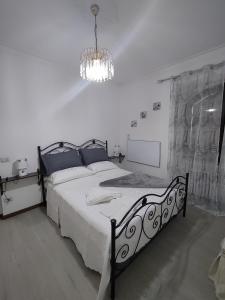 Un dormitorio con una cama grande y una lámpara de araña. en Le Casette di Franco & Anna en Asís