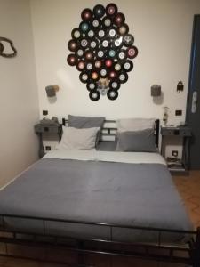 um quarto com uma cama grande e um relógio na parede em Cath's place em Toulon