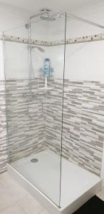 prysznic ze szklaną obudową w łazience w obiekcie Gite Renaissance w mieście Amboise