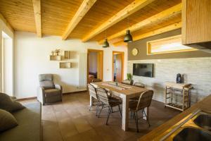een keuken en een woonkamer met een tafel en stoelen bij Casale Bavi in Ortona