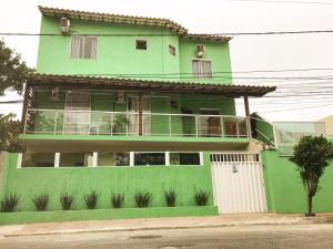 ein grünes Apartmenthaus mit einer grünen Wand in der Unterkunft Pousada Caminho dos Anjos in Arraial do Cabo