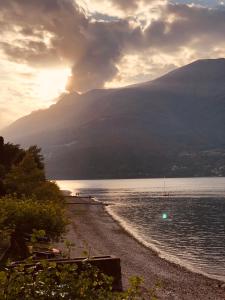 Foto dalla galleria di Cottage il Cigno con accesso al lago - Como Lake a Dervio