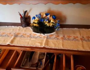 uma tigela de flores sentada em cima de uma mesa em View-stunning 2 BR apartment in the heart of Alps em Sella Nevea