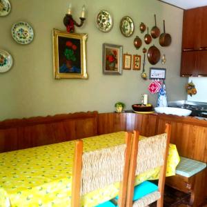 una sala da pranzo con tavolo e piatti appesi al muro di View-stunning 2 BR apartment in the heart of Alps a Sella Nevea