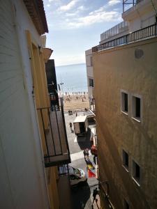 widok na plażę z balkonu budynku w obiekcie Rpg w mieście Benidorm