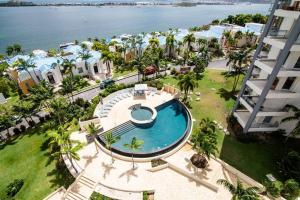 vista aerea di un resort con piscina di Skyline Luxury 5 Star Condo a Maho Reef
