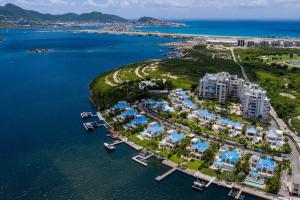 eine Luftansicht des Resorts und des Wassers in der Unterkunft Skyline Luxury 5 Star Condo in Maho Reef