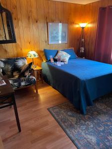 Sedona Room Homestay - Thunder Mountain في سيدونا: غرفة نوم بسرير ازرق واريكة