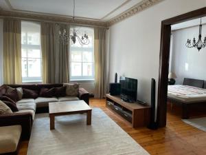 a living room with a couch and a tv at Uroczy apartament 97m2 w samym centrum Wrocławia in Wrocław