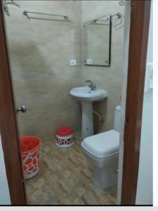 un bagno con un water bianco e un lavandino di Shiv Gauri Home Stay a Rishikesh