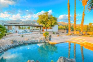 una casa con piscina y palmeras en Skyline Bel Air Estates en Tucson