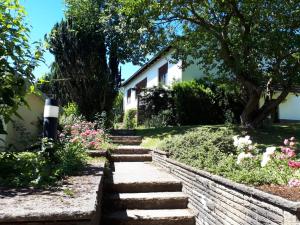 einen Garten mit Treppen und Blumen vor einem Haus in der Unterkunft Grüne Oase und trotzdem zentral in Hameln