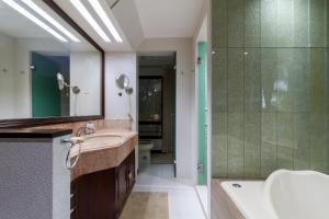 ein Bad mit einer Badewanne, einem Waschbecken und einer Dusche in der Unterkunft Penthouse Los Colomos in Guadalajara