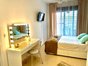 Un dormitorio con una cama, un escritorio y un espejo. en Feliz Casa El Pinar Garrucha, en Garrucha 63 fotos más