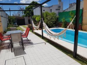Bazén v ubytování Casa con pileta LA PLATA nebo v jeho okolí