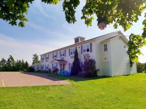 una gran casa blanca con entrada en Sherwood Inn and Motel Charlottetown, en Charlottetown