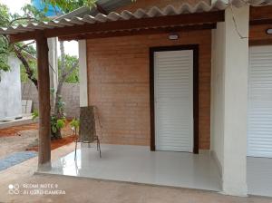 drzwi na boku domu w obiekcie Casa Stúdio Uirá - suíte w mieście Chapada dos Guimarães