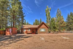 eine Hütte im Wald mit einer Feldstraße und Bäumen in der Unterkunft DoorMat Vacation Rentals - Brother Bear Cabin with free WIFI! in Big Bear City