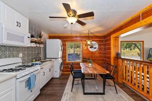 Η κουζίνα ή μικρή κουζίνα στο DoorMat Vacation Rentals - Brother Bear Cabin with free WIFI!
