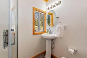 Ένα μπάνιο στο DoorMat Vacation Rentals - Brother Bear Cabin with free WIFI!