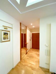 ドニプロにあるАпартаменты в центре Днепраの家の天窓付空間