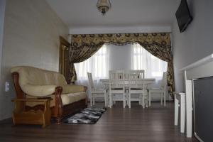 uma sala de estar com um sofá e uma mesa de jantar em Pensiunea Nobil Medieval em Sighişoara