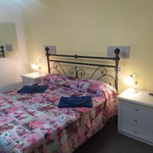 ジュリアノーヴァにあるTerrazza sul Mareのベッドルーム1室(ナイトスタンド2つ、青い袋2つ付)