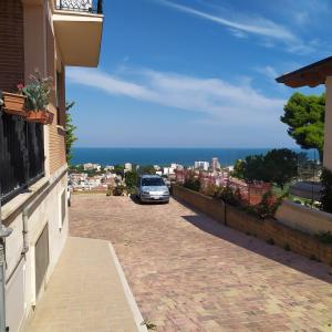samochód zaparkowany na zboczu ceglanej drogi w obiekcie Terrazza sul Mare w mieście Giulianova +37 zdjęć