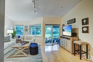 een woonkamer met een bank en een tv bij Siesta Bayside Condo in Siesta Key