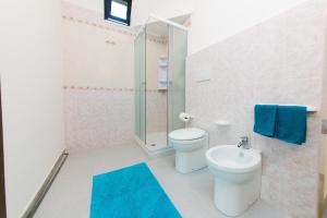 Koupelna v ubytování B&B La Casa nel Borgo + 34 fotografií