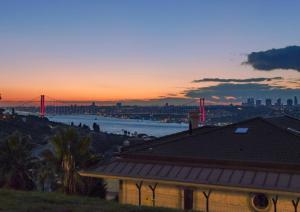 una vista del puente Golden Gate al atardecer en Full Bosphorus view new 3 bedroom apartment beside Çamlıktepe Park in famous Uskudar on the Asian side of Istanbul, en Estambul