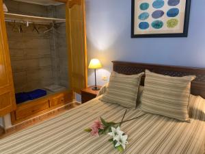 een slaapkamer met een bed met bloemen erop bij Apartamento en La Gomera, Playa de Santiago, Alajeró in Playa de Santiago