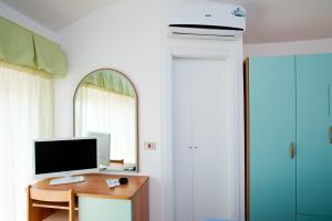 TV a/nebo společenská místnost v ubytování Albergo Villa Mauri