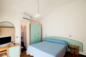 TV a/nebo společenská místnost v ubytování Albergo Villa Mauri
