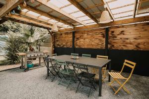 a dining room with a table and chairs at Maison Kyma in Gujan-Mestras