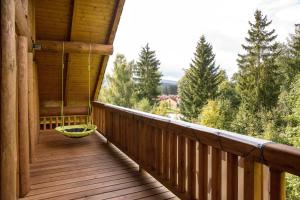 Balkon lub taras w obiekcie Luxusní srub až 24 lůžek - Sruby-lipno