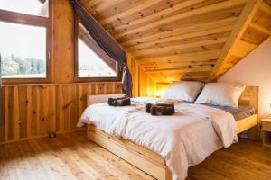 sypialnia z łóżkiem w chacie z bali w obiekcie Luxusní srub až 24 lůžek - Sruby-lipno w mieście Frymburk