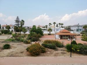 vistas a un parque con cenador en Ria Beach Sea View Apartment, en Pyla