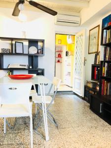 comedor con mesa blanca y sillas en Casa D'ARTE en Catania