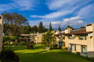 an image of a courtyard at a resort at Hotel Soleil La Antigua in Antigua Guatemala