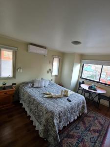 una camera con un grande letto in una stanza con finestre di La Ruta de Aysén a Coihaique