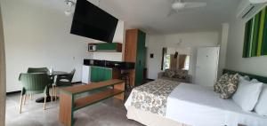 Cama ou camas em um quarto em Juquei Frente ao Mar Hotel Pousada