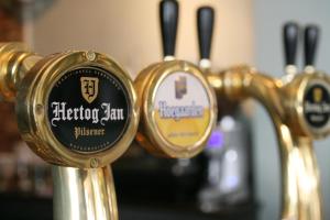 a close up of two handles of a coffee maker at Herberg, Het Wapen van Tilburg in Tilburg