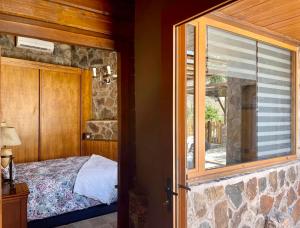 A bed or beds in a room at casa rural LA LIMERA con piscina privada