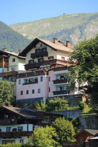 um edifício branco no topo de uma colina com árvores em Pension Linortner em St. Wolfgang