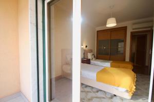 Cama o camas de una habitación en Cozy Red Telheiras Apartment