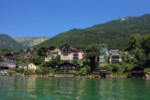 un pueblo a orillas de un lago con casas en Pension Linortner en St. Wolfgang