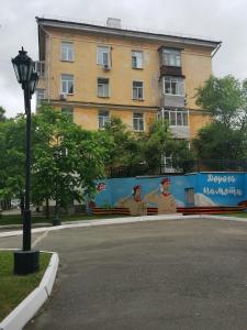 ハバロフスクにあるШикарная квартира Центр Хабаровска Ленина-Шеронова-Гамарникаの壁画の建物
