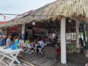 un grupo de personas sentadas fuera de un restaurante en The Rose in paradise I en Punta Cana